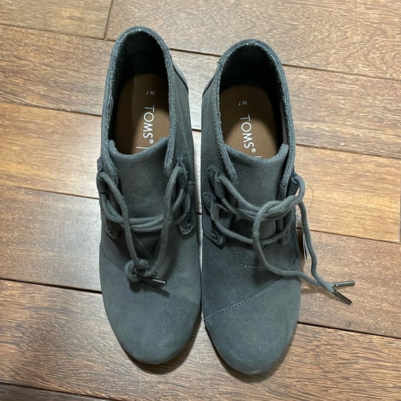 Toms Shoes - Tom’s grey suede lace up wedge booties size 7 nwt